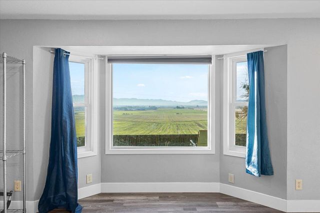 5942 Foothill Road, Central Point, OR 97502