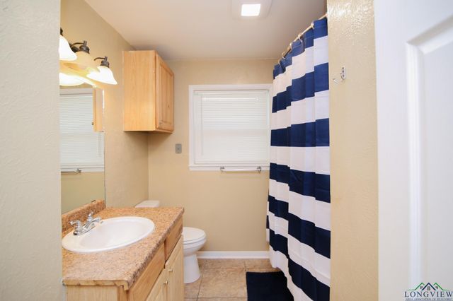 912 Glencrest Ln., Longview, TX 75601