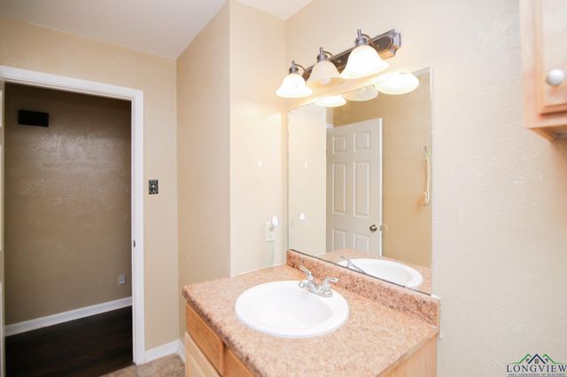 912 Glencrest Ln., Longview, TX 75601