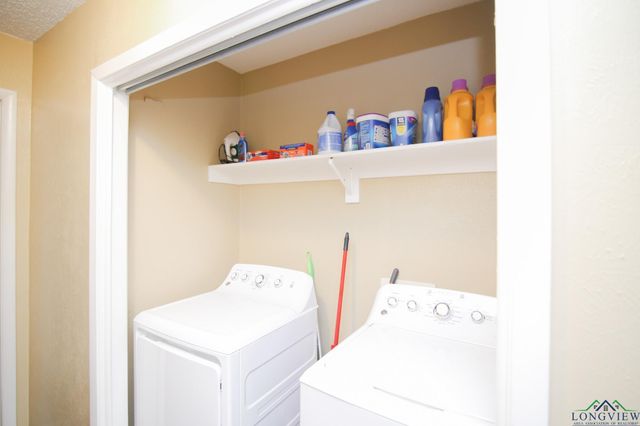 912 Glencrest Ln., Longview, TX 75601