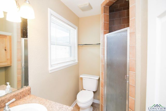 912 Glencrest Ln., Longview, TX 75601