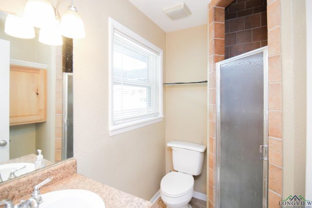 912 Glencrest Ln., Longview, TX 75601