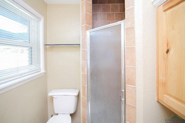 912 Glencrest Ln., Longview, TX 75601