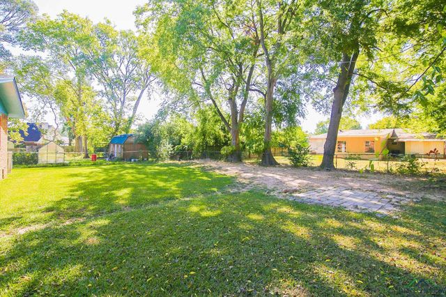 912 Glencrest Ln., Longview, TX 75601