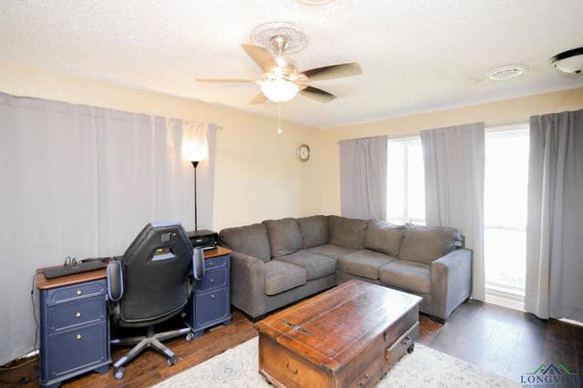 912 Glencrest Ln., Longview, TX 75601