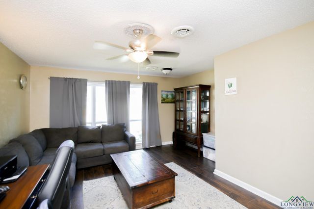 912 Glencrest Ln., Longview, TX 75601