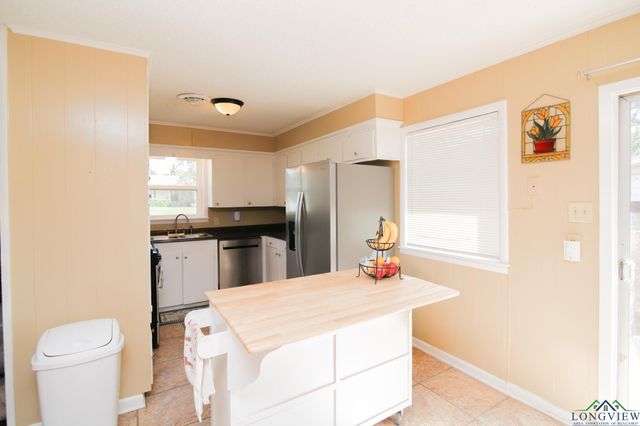 912 Glencrest Ln., Longview, TX 75601