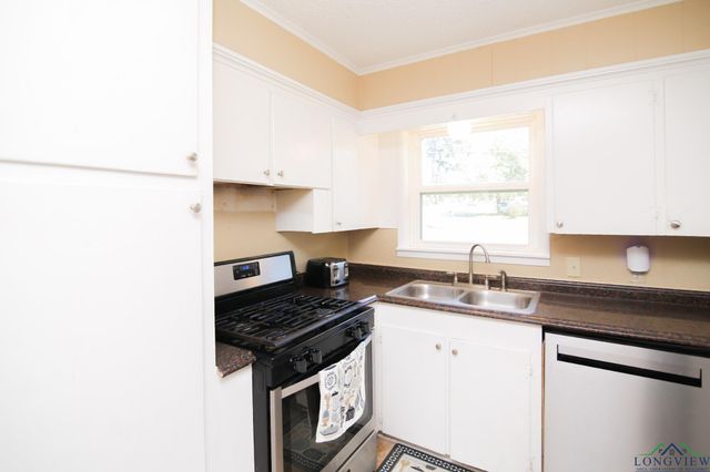 912 Glencrest Ln., Longview, TX 75601