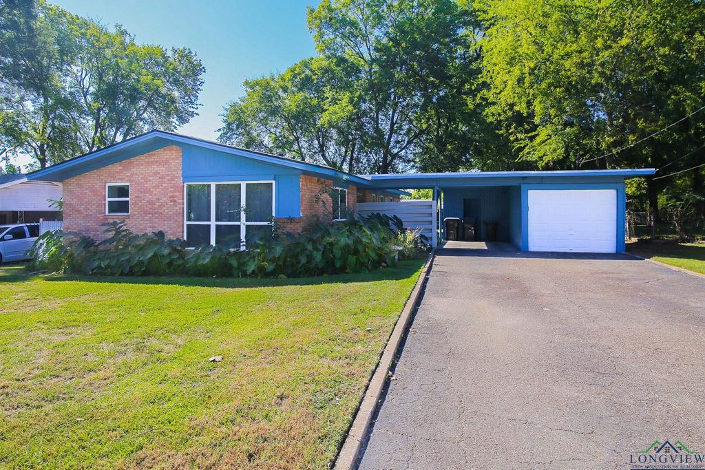 912 Glencrest Ln., Longview, TX 75601