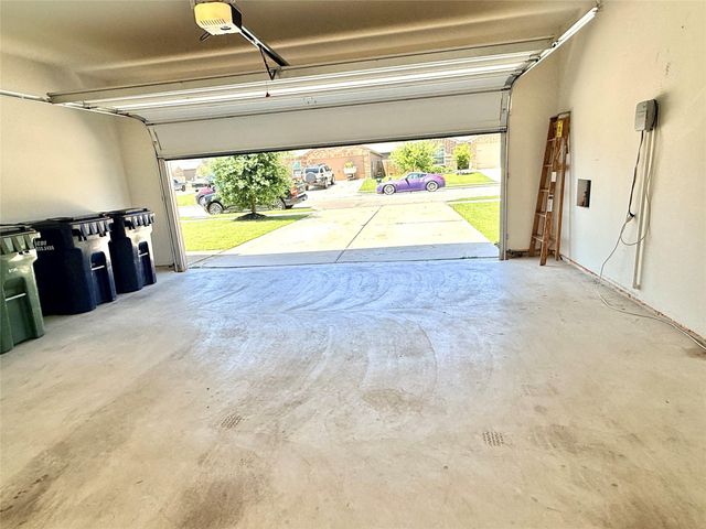 109 Sunnymeade LN, Jarrell, TX 76537