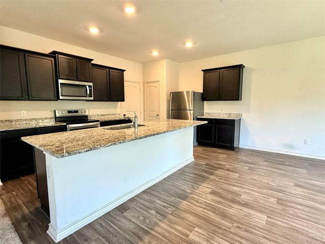109 Sunnymeade LN, Jarrell, TX 76537