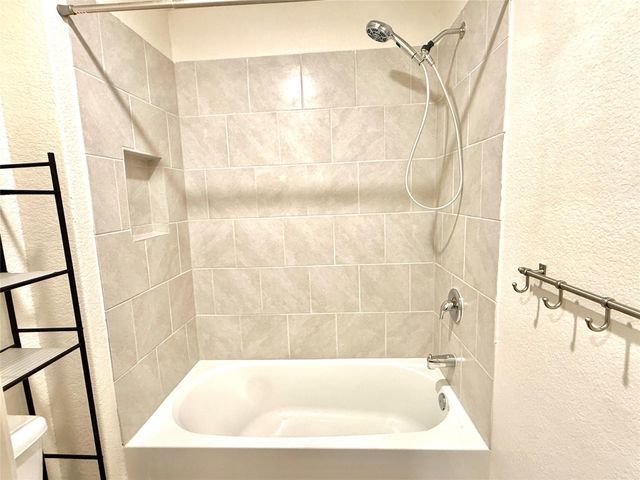 109 Sunnymeade LN, Jarrell, TX 76537