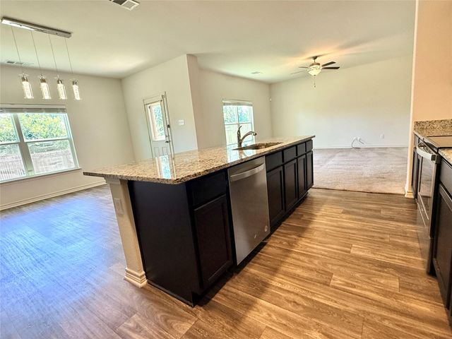 109 Sunnymeade LN, Jarrell, TX 76537