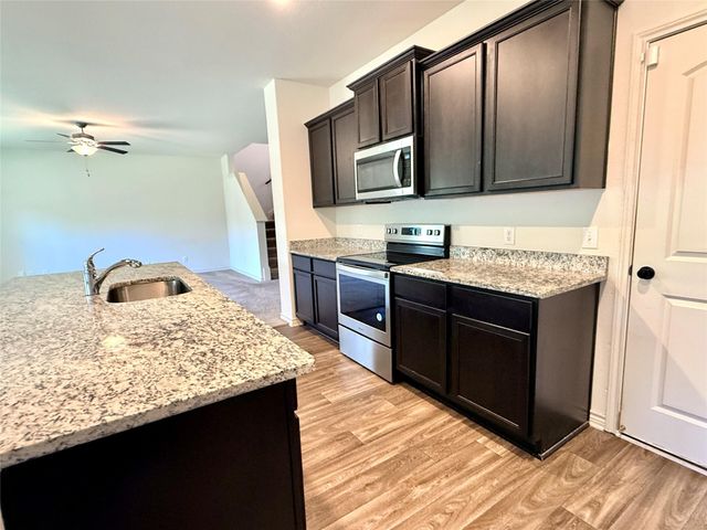 109 Sunnymeade LN, Jarrell, TX 76537