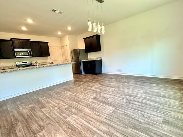 109 Sunnymeade LN, Jarrell, TX 76537