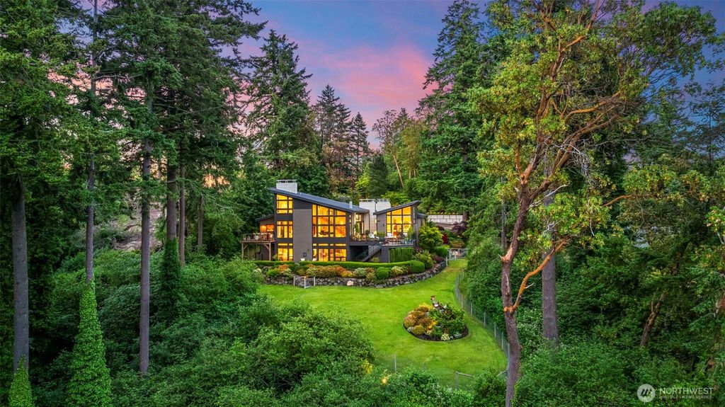 182 Island Boulevard, Fox Island, WA 98333