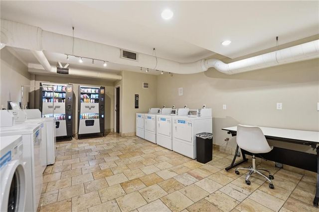 700 E 8th Street 14N, Kansas City, MO 64106