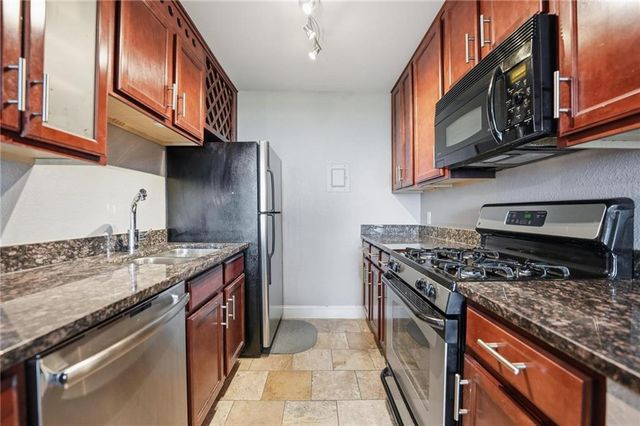 700 E 8th Street 14N, Kansas City, MO 64106