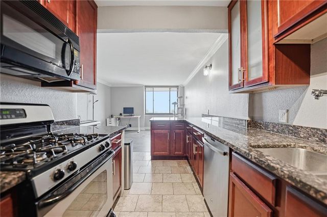 700 E 8th Street 14N, Kansas City, MO 64106