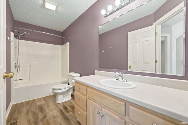 1103 Falcon Creek Parkway, Fort Wayne, IN 46845