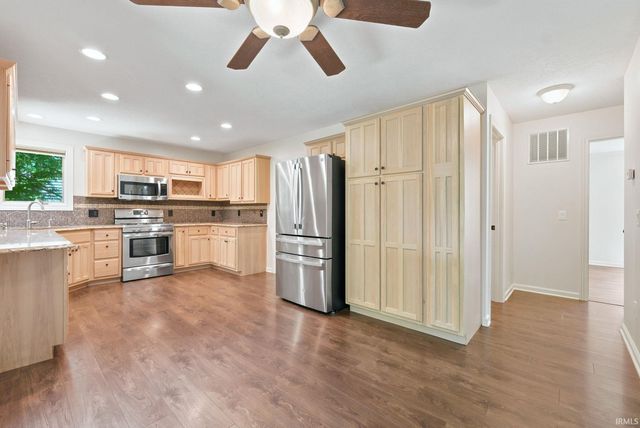 1103 Falcon Creek Parkway, Fort Wayne, IN 46845