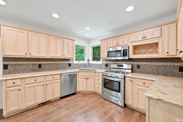1103 Falcon Creek Parkway, Fort Wayne, IN 46845