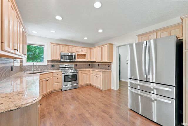 1103 Falcon Creek Parkway, Fort Wayne, IN 46845