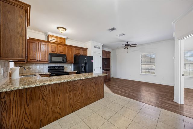 1354 Shadow Lakes Drive, Wills Point, TX 75169