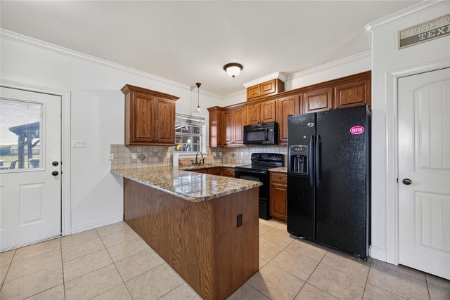 1354 Shadow Lakes Drive, Wills Point, TX 75169