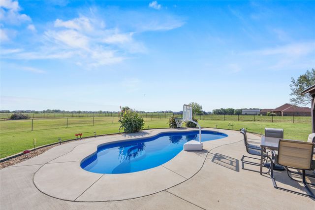 1354 Shadow Lakes Drive, Wills Point, TX 75169