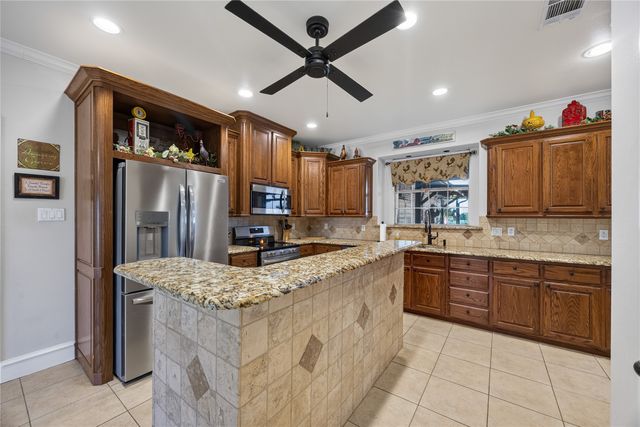 1354 Shadow Lakes Drive, Wills Point, TX 75169