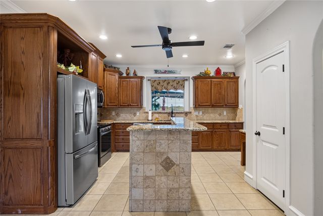 1354 Shadow Lakes Drive, Wills Point, TX 75169