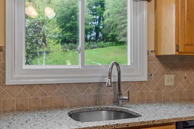29 Rinnock Rd, Fitchburg, MA 01420