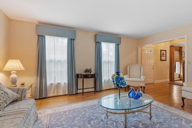 29 Rinnock Rd, Fitchburg, MA 01420