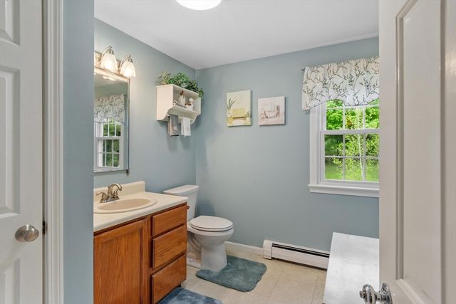 29 Rinnock Rd, Fitchburg, MA 01420