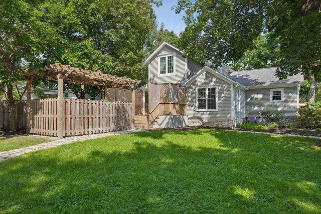 110 S Walkup Avenue, Crystal Lake, IL 60014