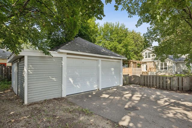 110 S Walkup Avenue, Crystal Lake, IL 60014