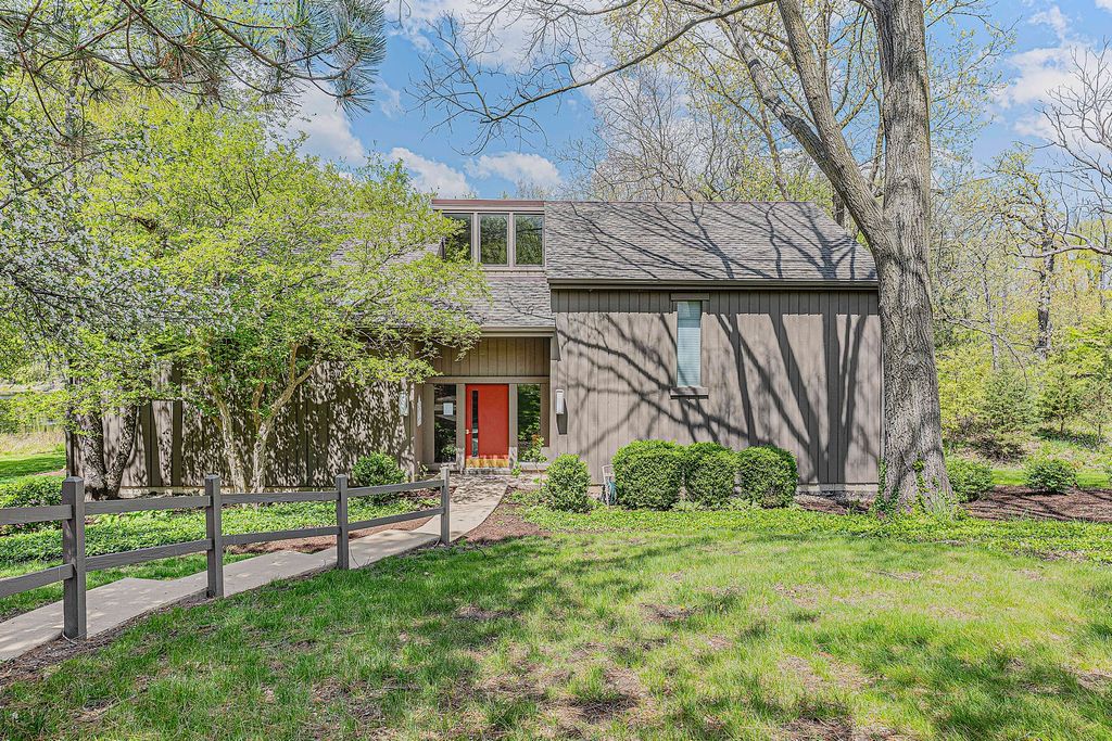 744 OLD BARN Road A, Lake Barrington, IL 60010