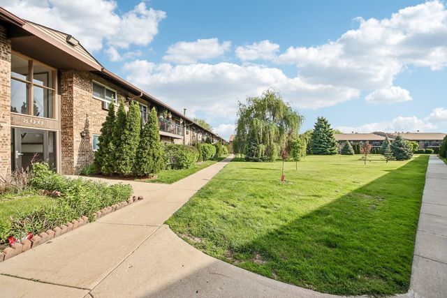800 E Old Willow Road 208, Prospect Heights, IL 60070