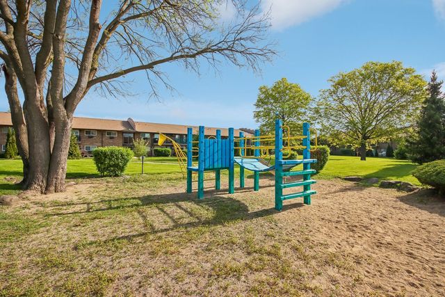 800 E Old Willow Road 208, Prospect Heights, IL 60070