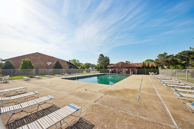 800 E Old Willow Road 208, Prospect Heights, IL 60070