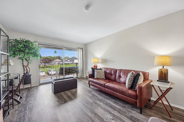 800 E Old Willow Road 208, Prospect Heights, IL 60070