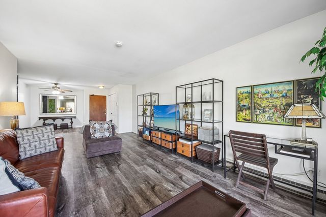800 E Old Willow Road 208, Prospect Heights, IL 60070