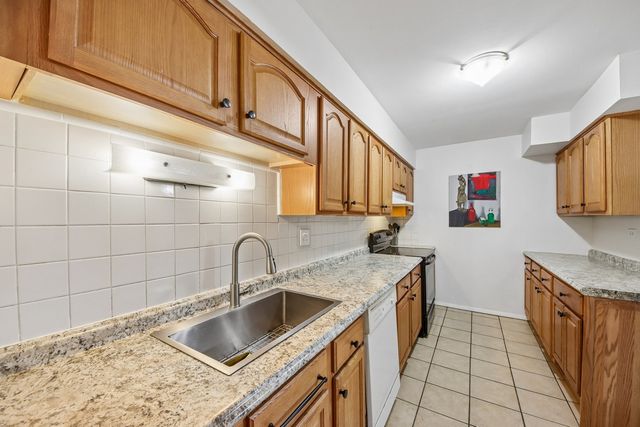 800 E Old Willow Road 208, Prospect Heights, IL 60070