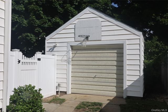 22 Alice Street, Merrick, NY 11566