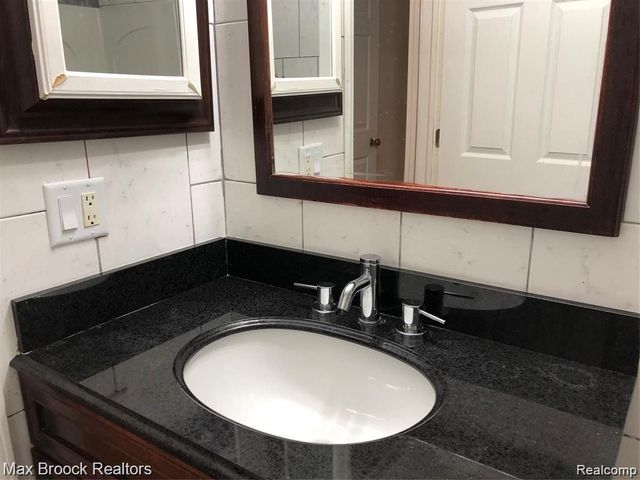 1653 Wimbledon Drive, Walled Lake, MI 48390