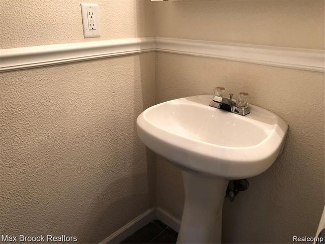 1653 Wimbledon Drive, Walled Lake, MI 48390