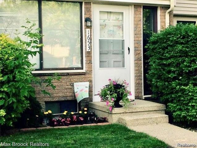 1653 Wimbledon Drive, Walled Lake, MI 48390