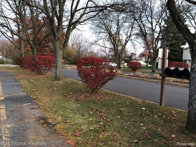 1653 Wimbledon Drive, Walled Lake, MI 48390