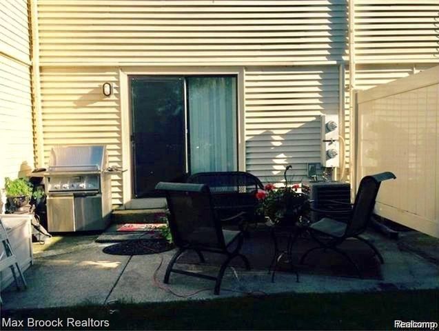 1653 Wimbledon Drive, Walled Lake, MI 48390